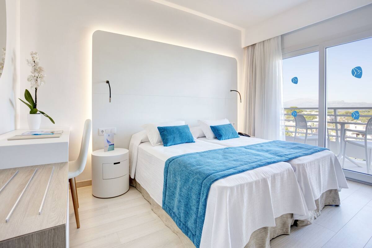 blackout curtains, free wifi, bed sheets