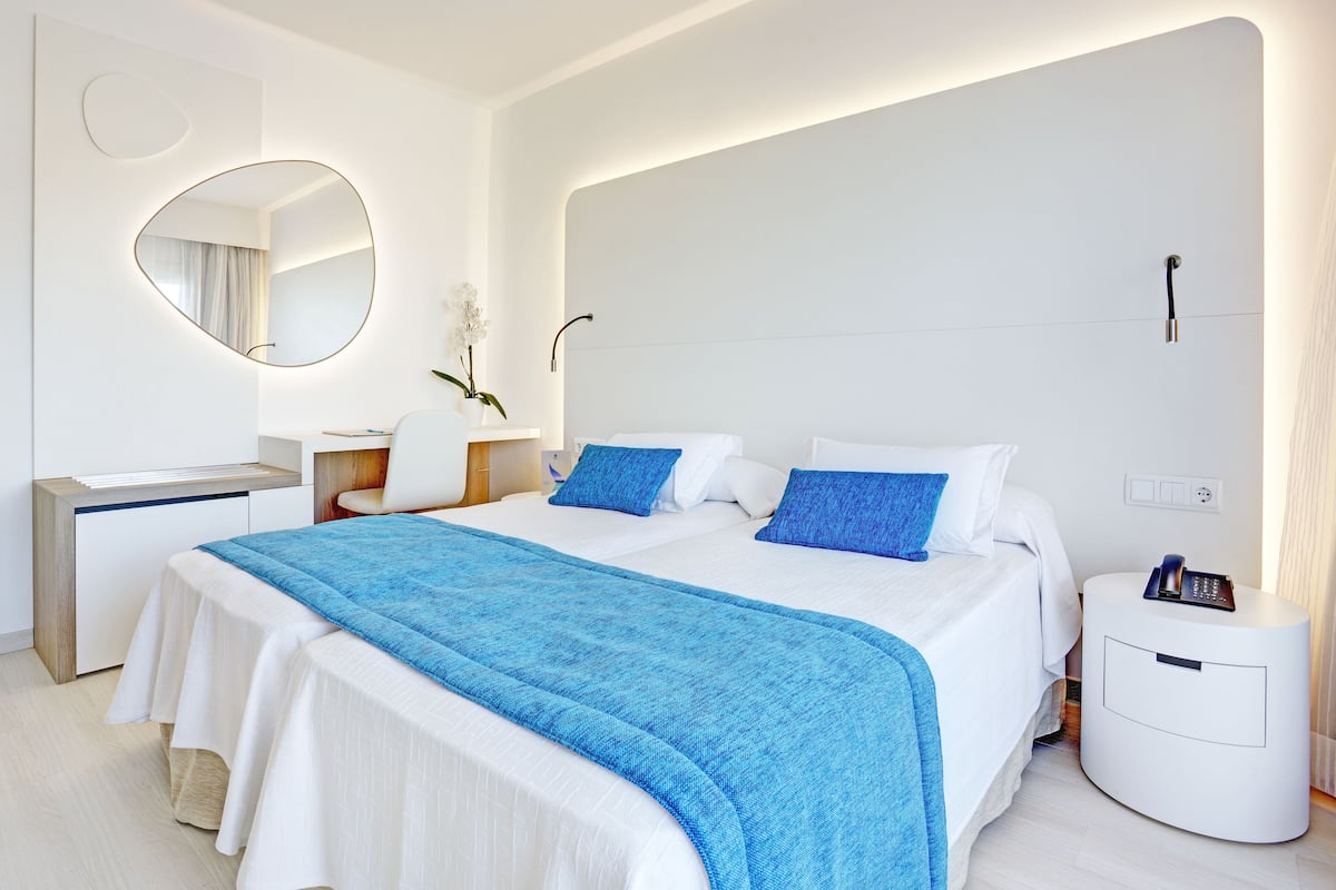 blackout curtains, free wifi, bed sheets