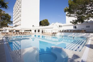 Indoor pool, outdoor pool, pool umbrellas, sun loungers - Grupotel Farrutx (Santa Margalida)