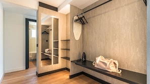 Ein modernes Badezimmer mit Holzboden, Handtuchhalter und Spiegel.