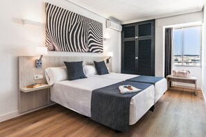 1 habitación, caja de seguridad en la habitación y escritorio 