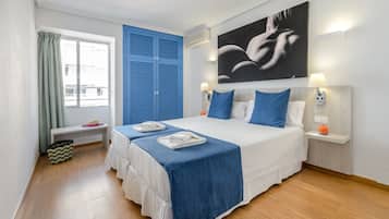 1 kamar tidur, brankas, meja kerja, dan tirai kedap cahaya