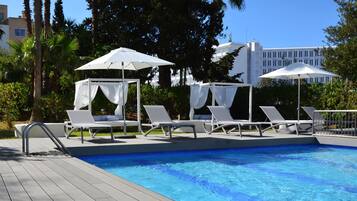Kolam renang outdoor, dengan kursi berjemur