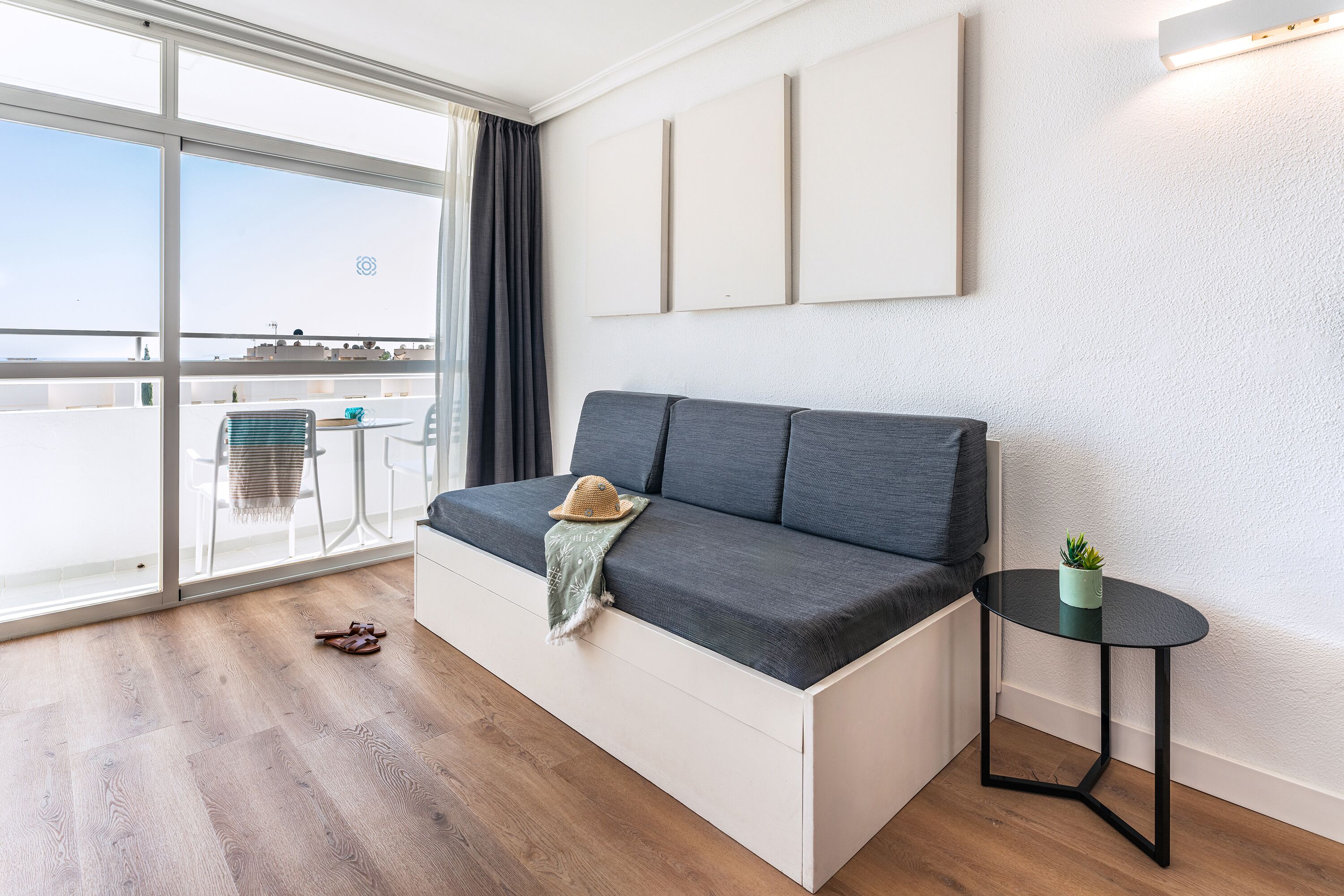 Apartamento superior, 1 habitación (with views) | Zona de estar | Televisión de pantalla plana de 32 pulgadas con canales por satélite