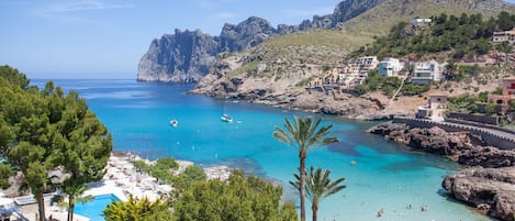 Ubicación cercana a la playa y toallas de playa