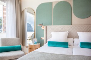 Minibar, caja de seguridad en la habitación y escritorio 