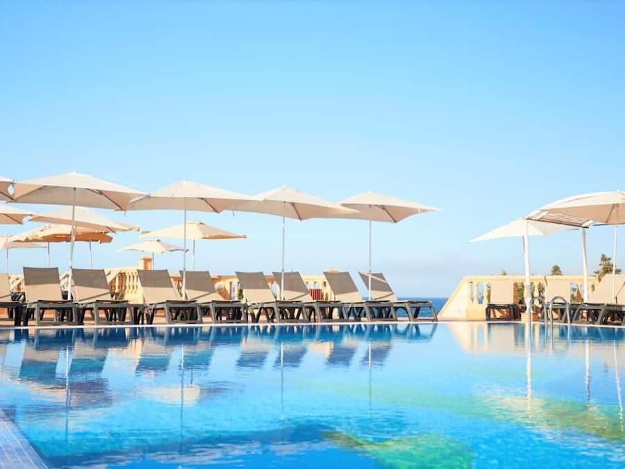 Piscina interna, piscina externa sazonal, espreguiçadeiras