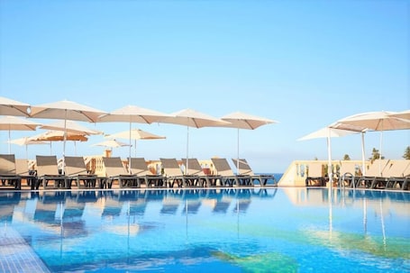 Piscina coperta, piscina stagionale all'aperto, lettini. Insotel Hotel Formentera Playa