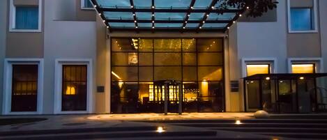 Façade de lâhĂ©bergement â soirĂ©e/nuit