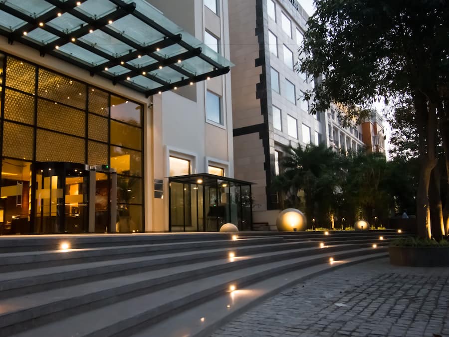 Voorkant accommodatie - avond/nacht