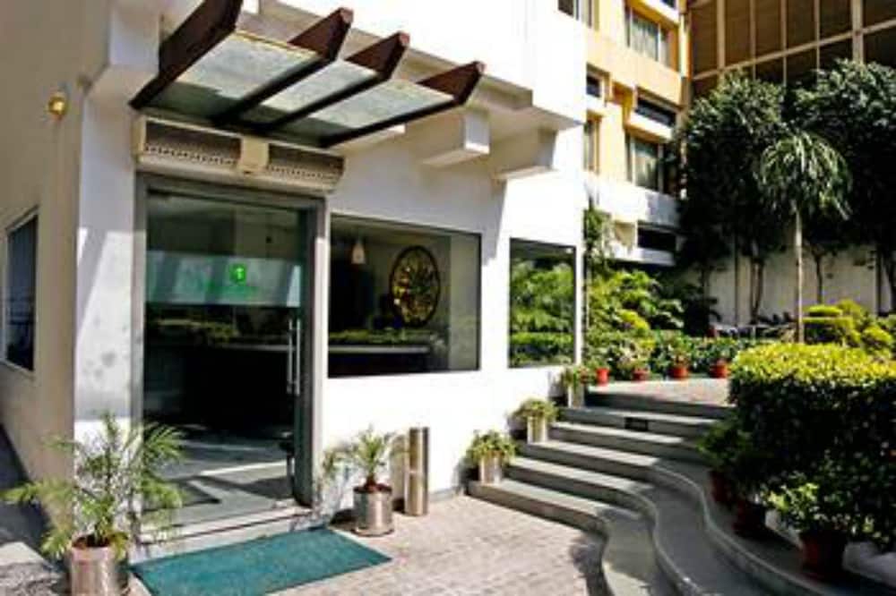Lemon Tree Hotel, Udyog Vihar, Gurugram