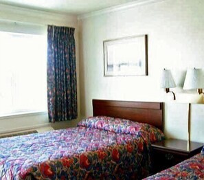 Desk, iron/ironing board, free WiFi - Economy Inn Monterey (Seaside)