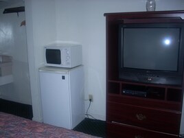 Escritorio, tabla de planchar con plancha, wifi gratis