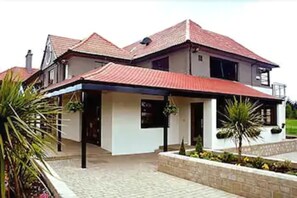 Façana frontal de l'allotjament