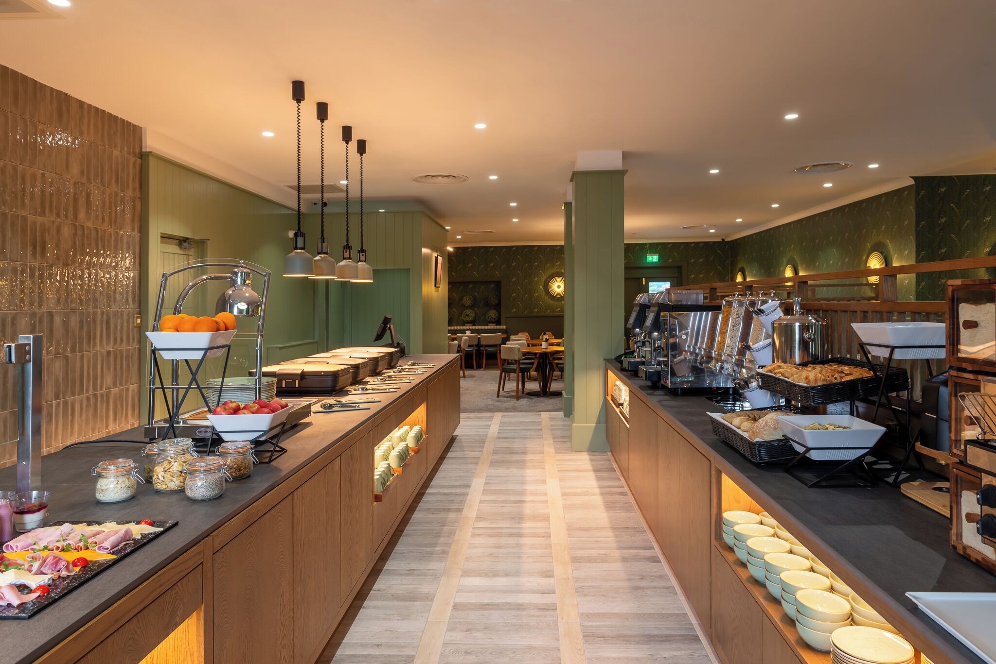 Ein Bereich mit Buffet, verschiedenen Speisen und einer Kaffeestation.
