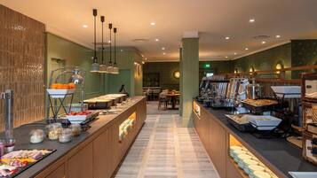 Un área de bufé con diferentes opciones de comida y una estación de café.