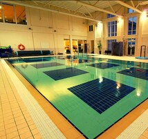 Una piscina cubierta