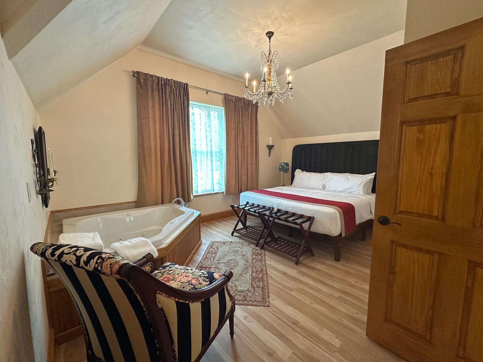 Honeymoon Studio Suite, 1 King Bed, Balcony, Garden View
