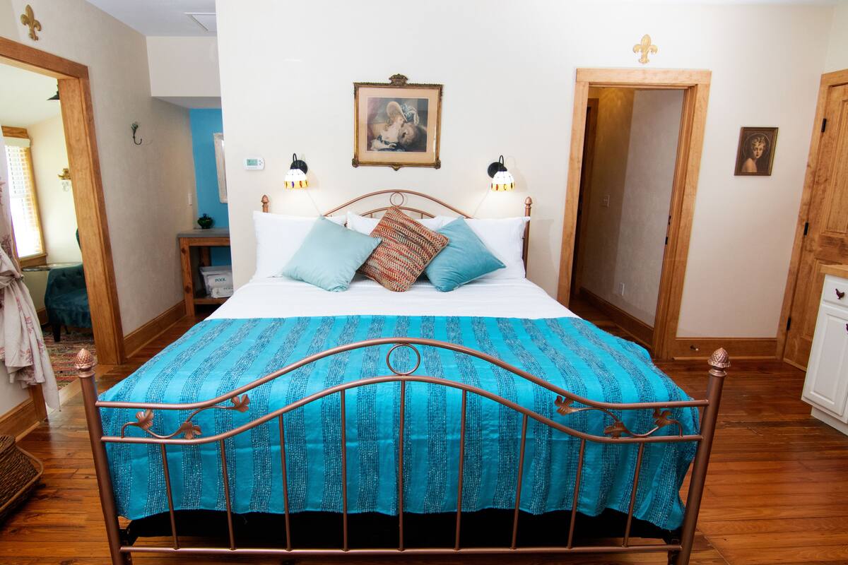 Lester's Place (Florida Cottage - North) Pet Friendly | Premium bedding, pillowtop beds, iron/ironing board, WiFi (free)