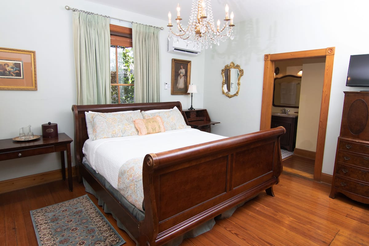Tea Rose Room (1st Floor Cushman-Colson House) Not Pet Friendly | Premium bedding, pillowtop beds, iron/ironing board, WiFi (free)