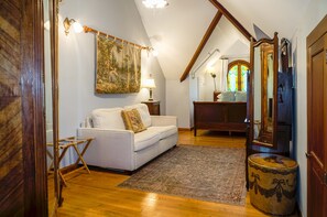 Luisa Room (3rd Floor McKenzie House) Not Pet Friendly