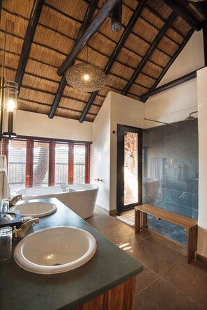 Executive-Suite | Badezimmer | Designer-Toilettenartikel, Haartrockner, Bademäntel, Hausschuhe