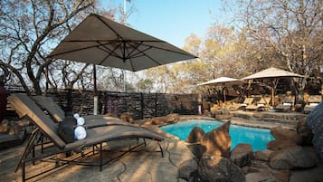 Kolam renang outdoor, dengan payung kolam renang dan kursi berjemur