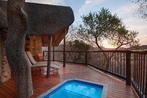 Utendørsbasseng, bassengparasoller og solsenger