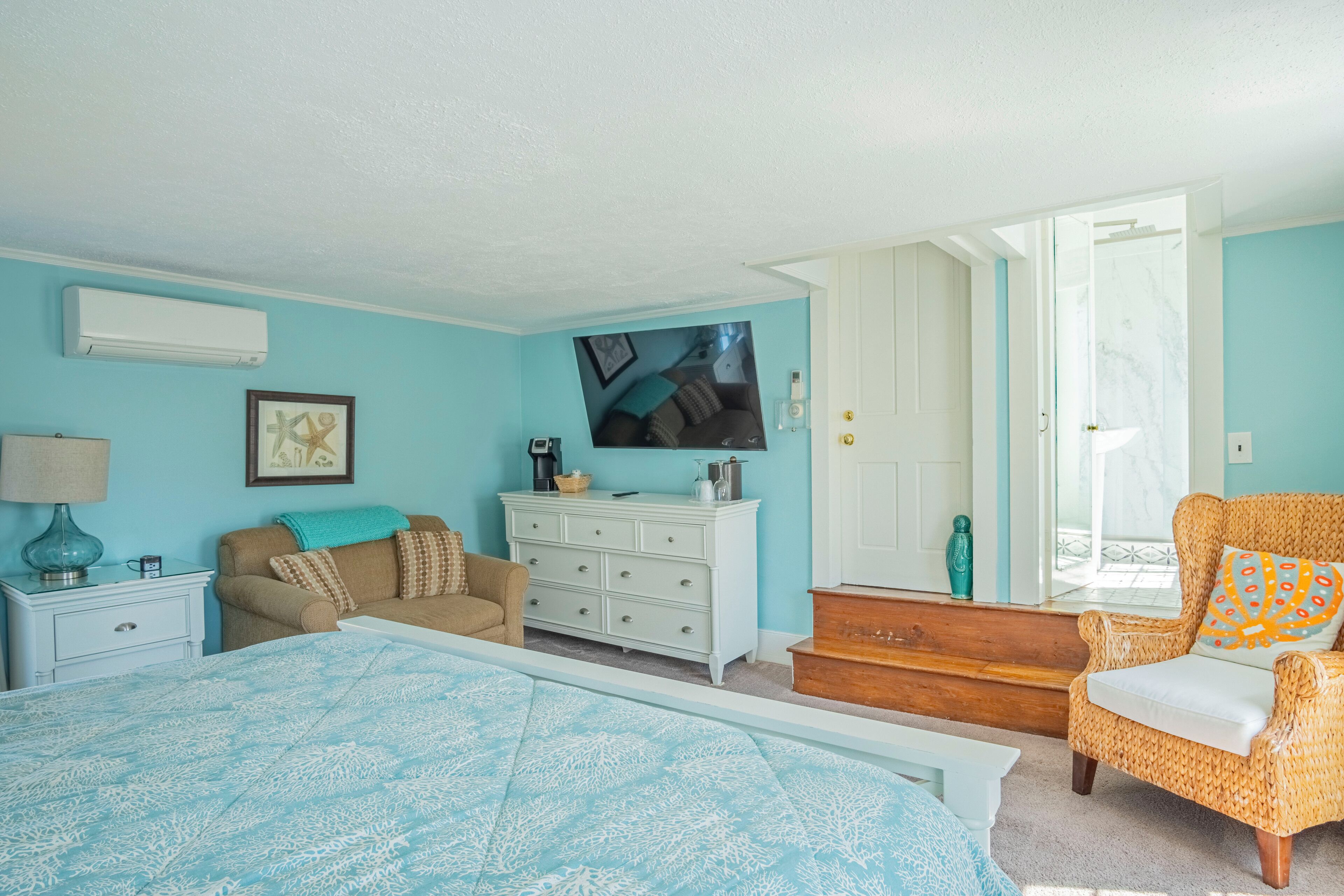 family room, non smoking | individually decorated, individually furnished, iron/ironing board