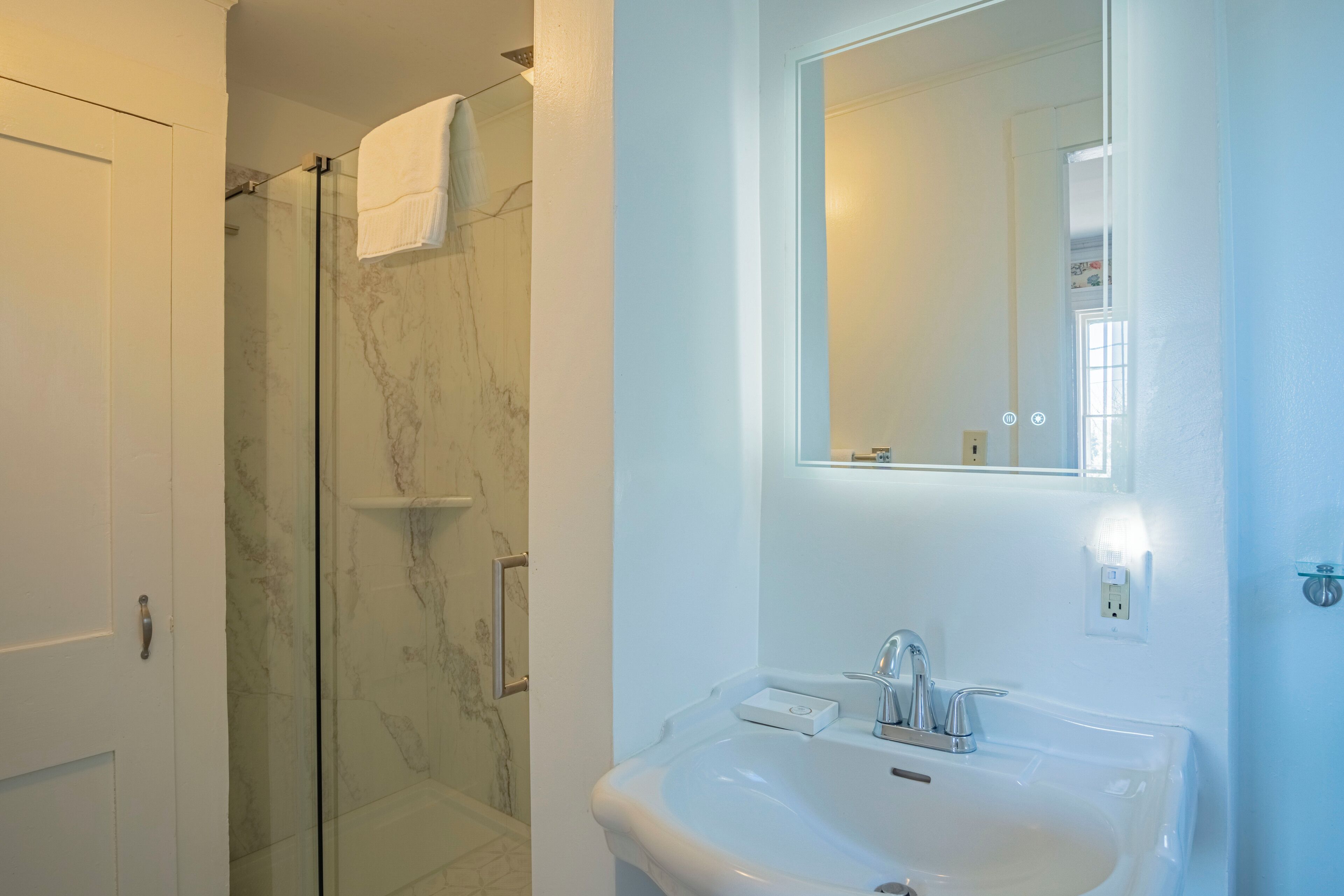 standard room, garden view (main inn or bulfinch house) | bathroom | shower, free toiletries, hair dryer, towels