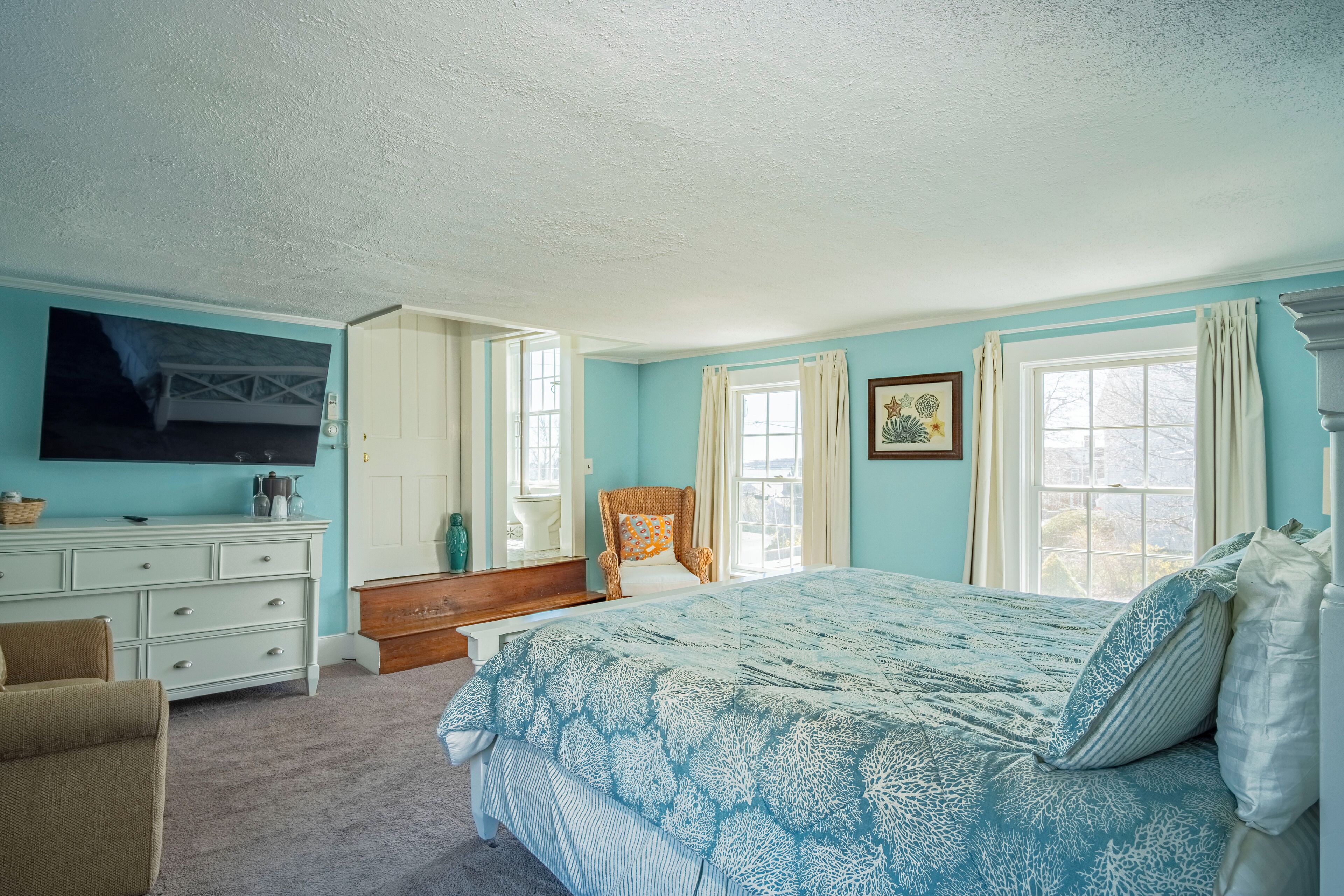 family room, non smoking | individually decorated, individually furnished, iron/ironing board