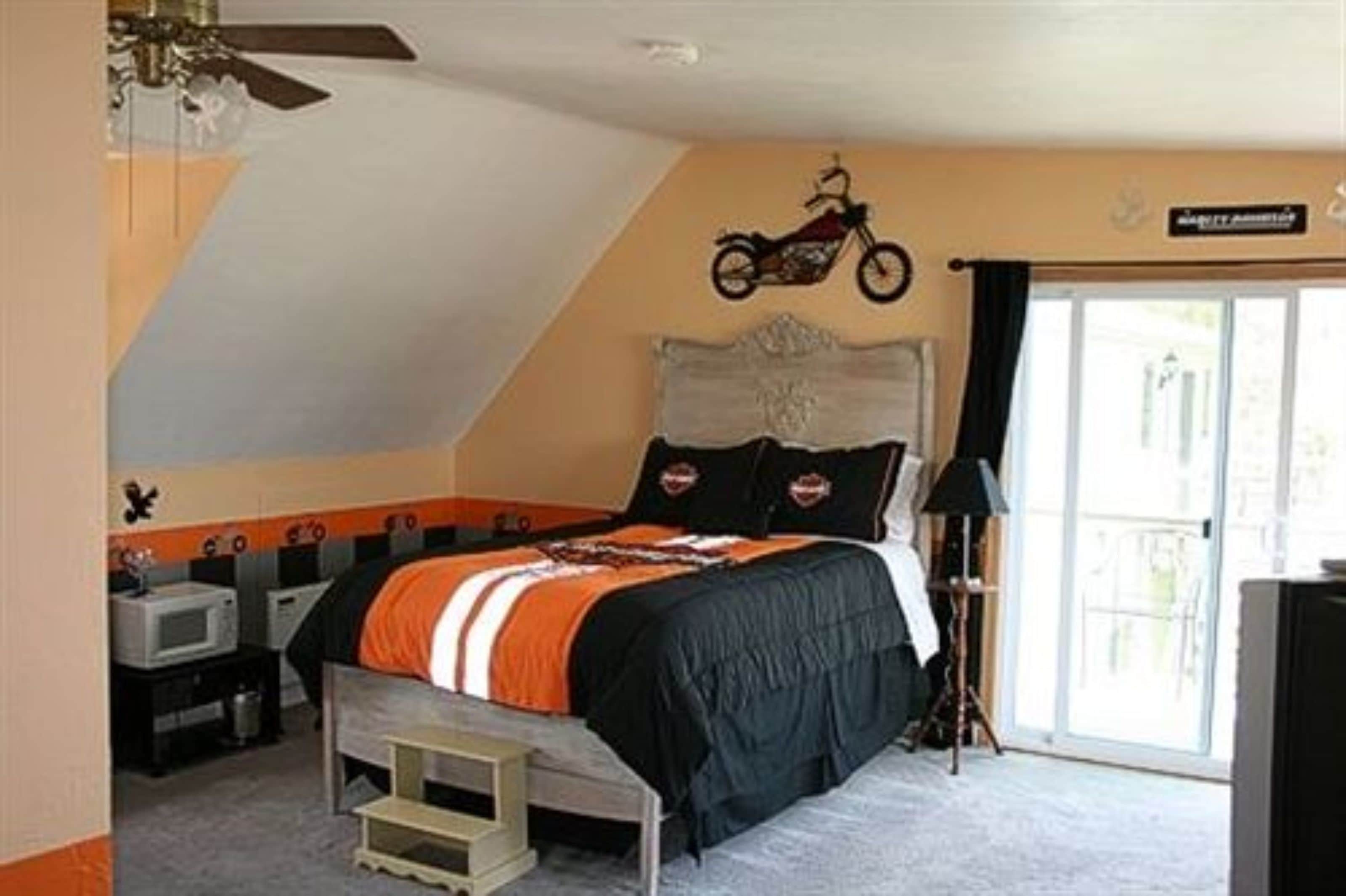 Room (Harley Davidson) | Individually furnished, desk, free WiFi
