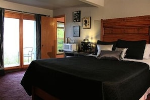 Individually furnished, desk, free WiFi - at the Waters Edge Bed & Breakfast (Algoma)