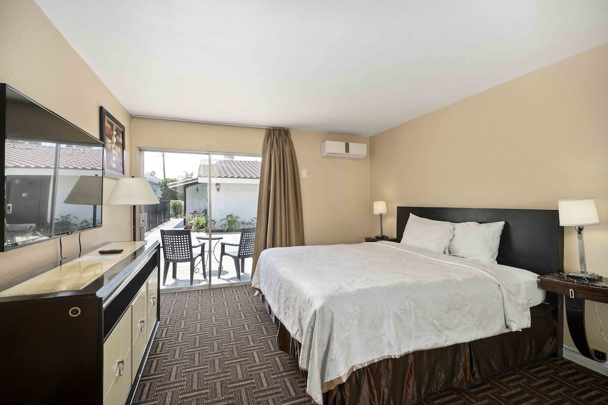 1 bedroom, in-room safe, individually decorated, individually furnished