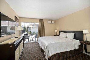 In-room safe, individually decorated, individually furnished, desk - Lemon Tree Hotel & Suites Anaheim (Anaheim)
