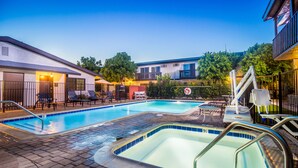 A swimming pool with a hot tub, lounge chairs, and a covered seating area. - Lemon Tree Hotel & Suites Anaheim (Anaheim)