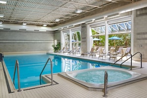 2 piscines intérieures, piscine extérieure en saison