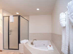 Stetson | Bathroom | Hair dryer, bathrobes, towels, soap - Taharaa Mountain Lodge (Estes Park)