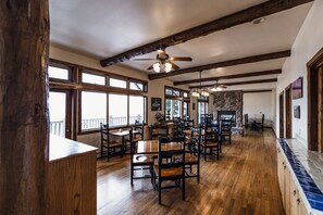 Déjeuner préparé sur commande gratuit tous les jours