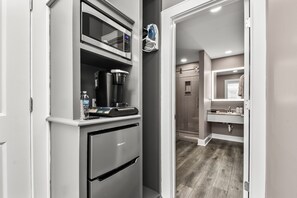 Articles de toilette de luxe, sèche-cheveux, serviettes fournies, savon