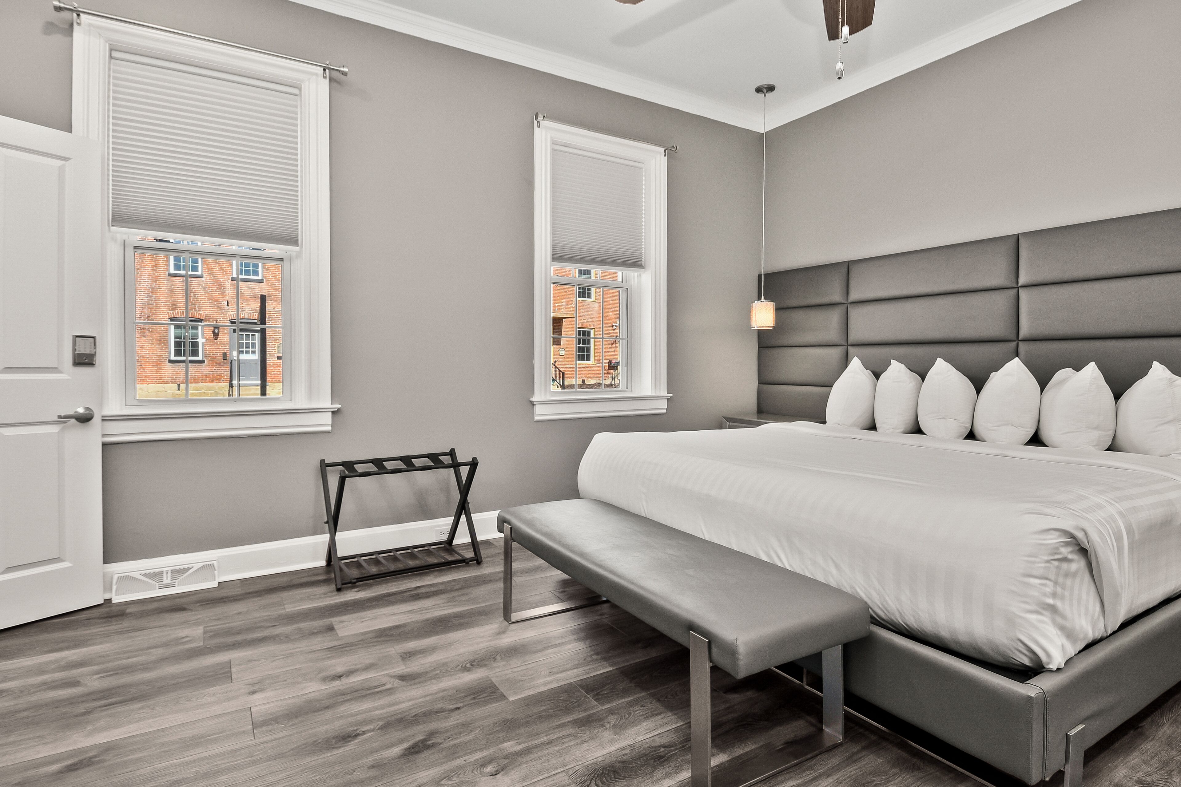 套房, 私人浴室 (The English Suite) | 起居区 | 37-英寸纯平电视 （配备有线频道）、电视