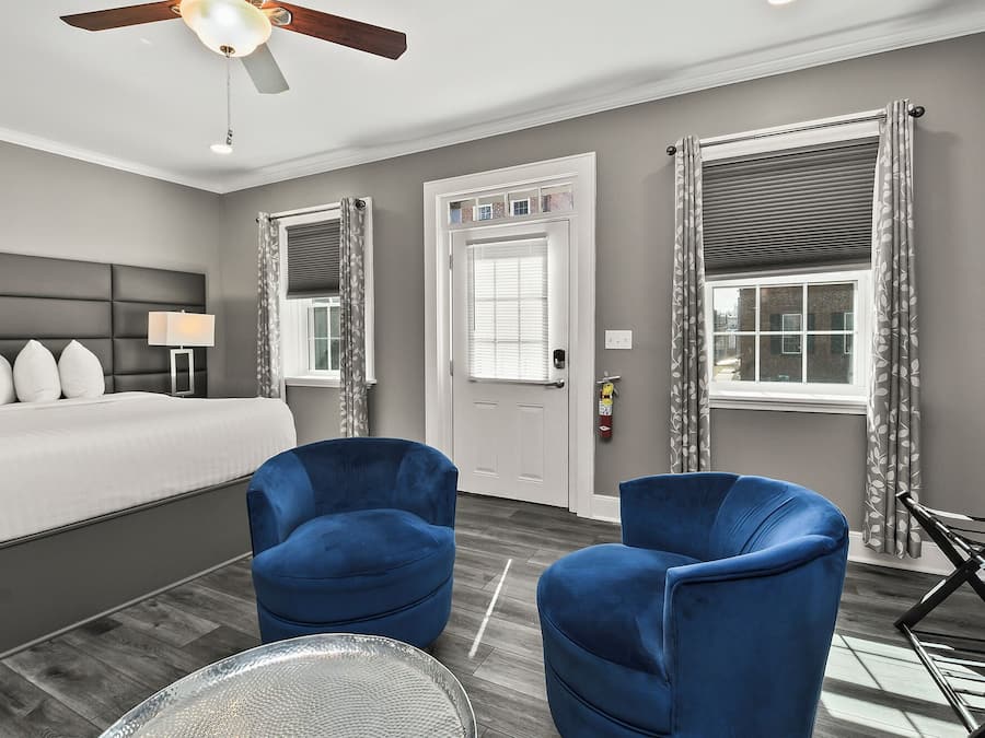 Rom – deluxe | Oppholdsområde | En 37-tommers Flatskjerm-TV med kabel-kanaler samt TV