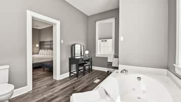 Suite, privébadkamer (The English Suite) | Badkamer | Designer toiletartikelen, een haardroger, handdoeken, zeep