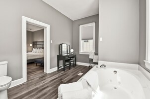 Artículos de tocador de diseñador, secador de pelo, toallas, jabón