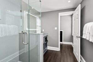 Designer toiletries, hair dryer, towels, soap - Captain Wohlt Inn Bed & Breakfast (Hermann)