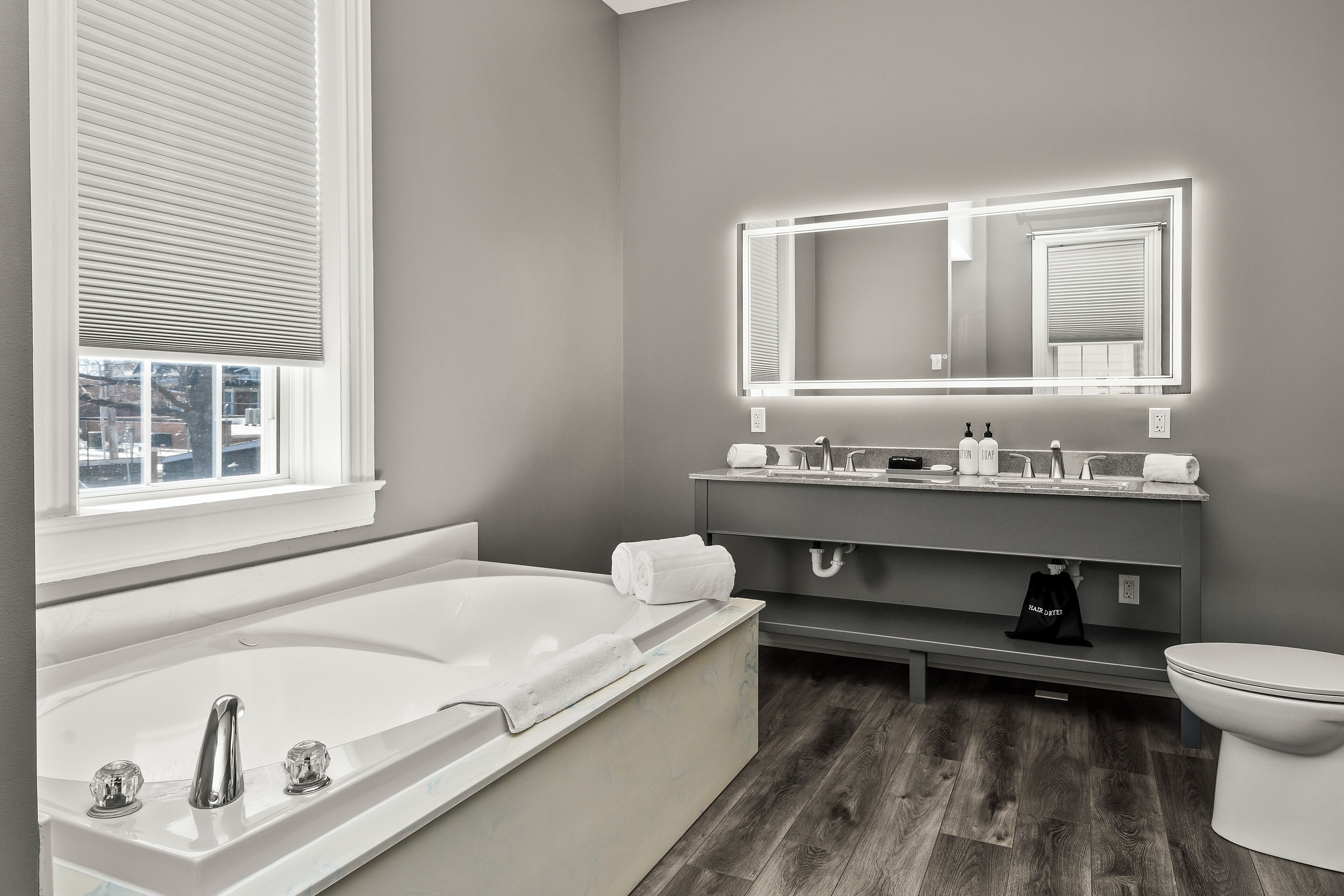 Suite, baño privado (The English Suite) | Baño | Artículos de higiene personal de diseño, secador de pelo y toallas