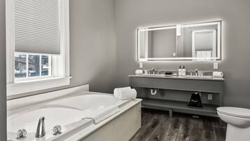 Suite, baño privado (The English Suite) | Baño | Artículos de higiene personal de diseño, secador de pelo y toallas