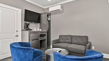 Rom – deluxe | Oppholdsområde | En 37-tommers Flatskjerm-TV med kabel-kanaler samt TV