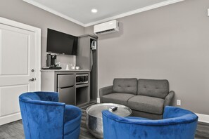 ห้องดีลักซ์ | บริเวณนั่งเล่น | ทีวีจอแบน 37 นิ้ว พร้อมช่องเคเบิล, ทีวี