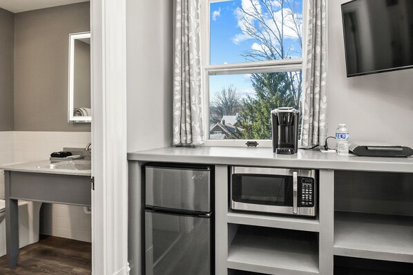 标准房, 1 张特大床 | 起居区 | 37-英寸纯平电视 （配备有线频道）、电视